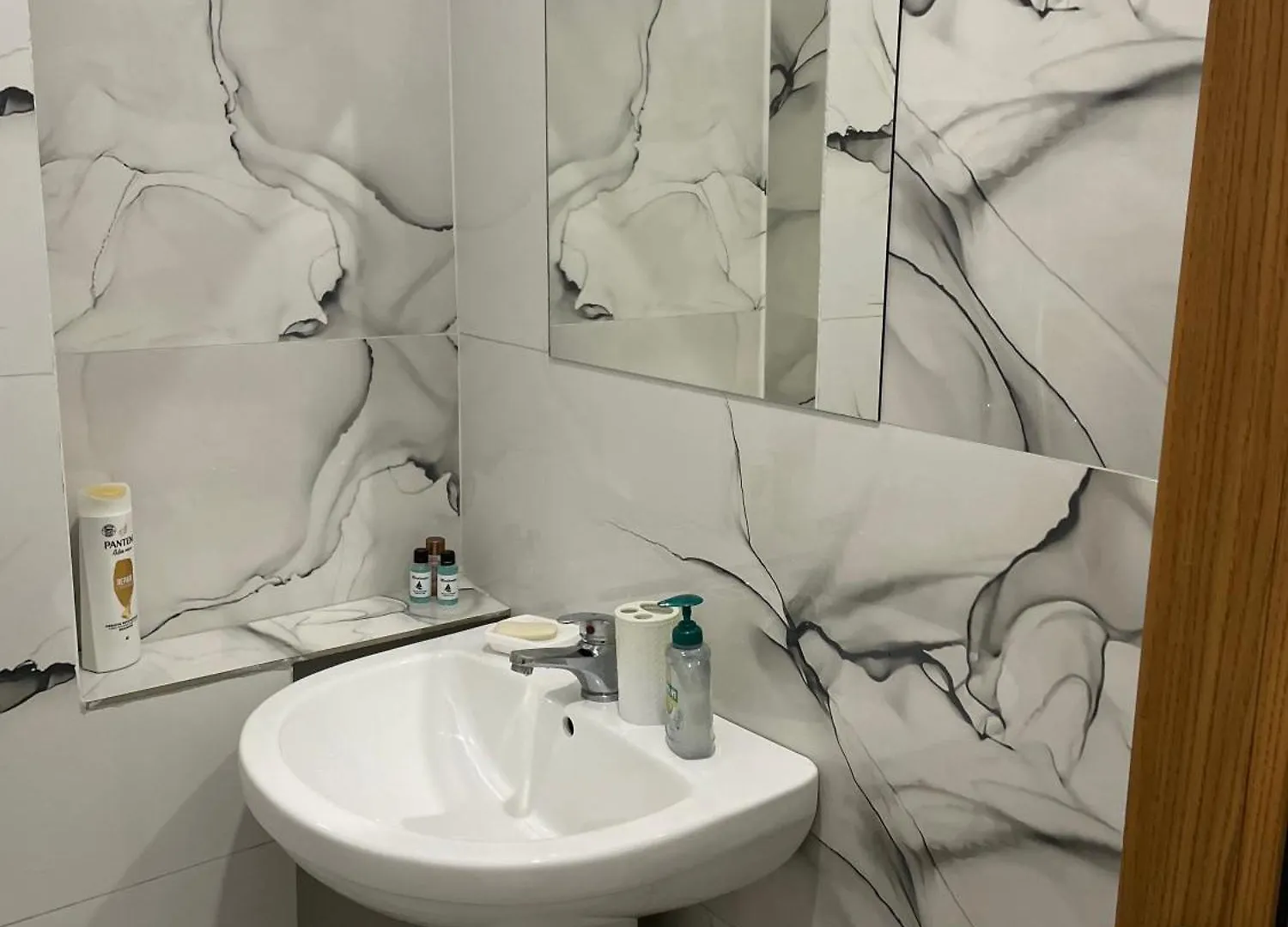 Agroni Rooms ティラナ